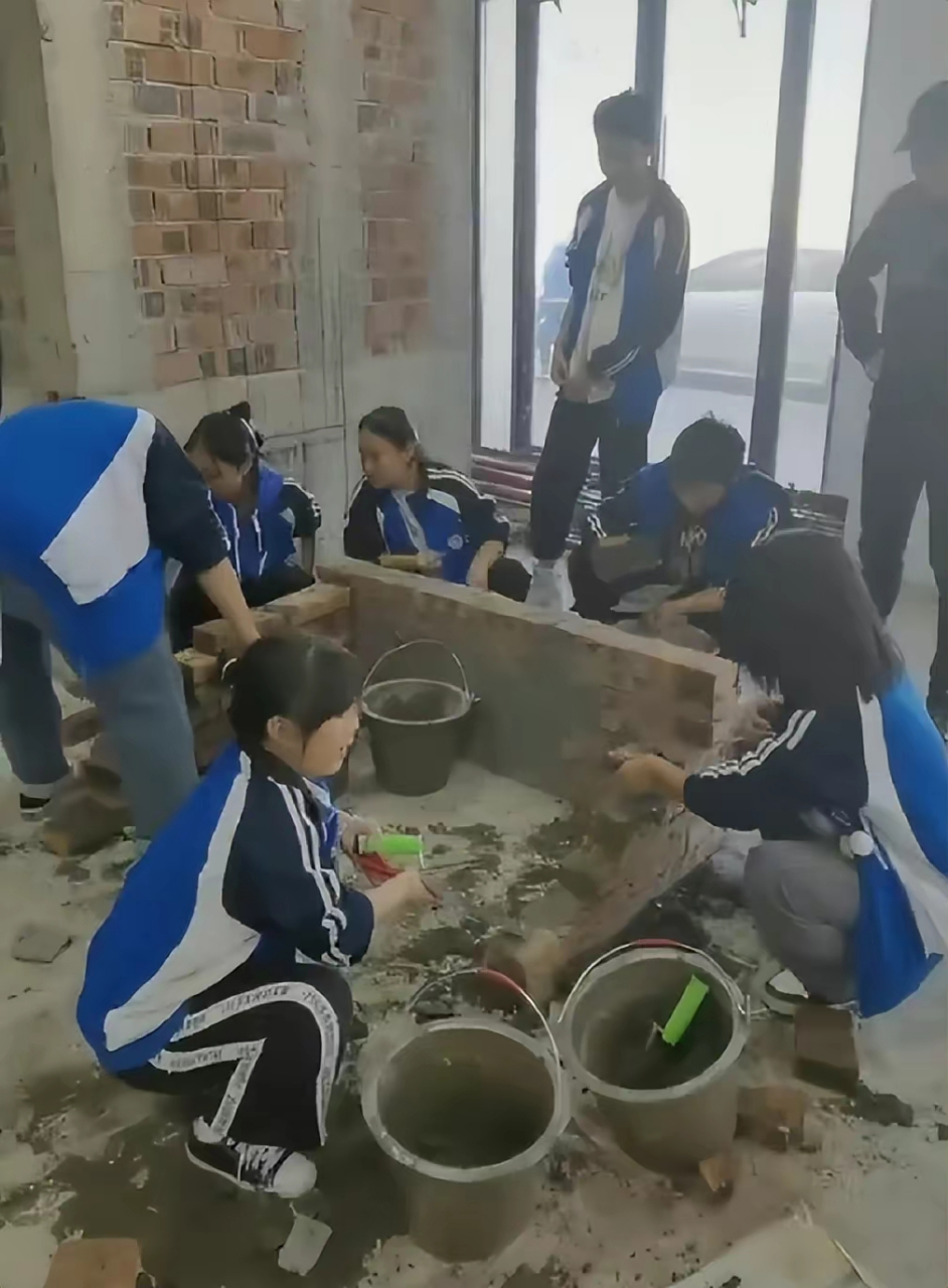 看到湖南大汉技工学校建筑专业学生实训场景,估计不少父母会后悔把