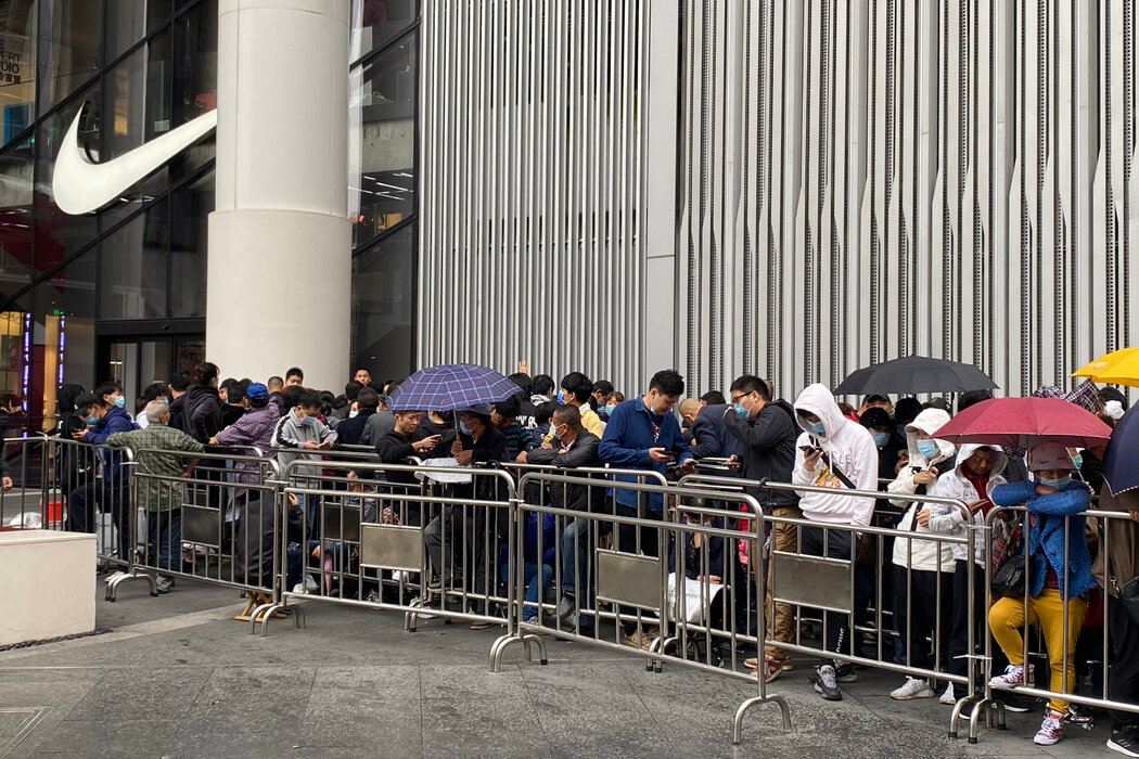 周五黎明时分,一大群人在上海南京路排队,为买一双限量版耐克运动鞋等了三个小时。这是中国另一个消费需求旺盛的迹象。