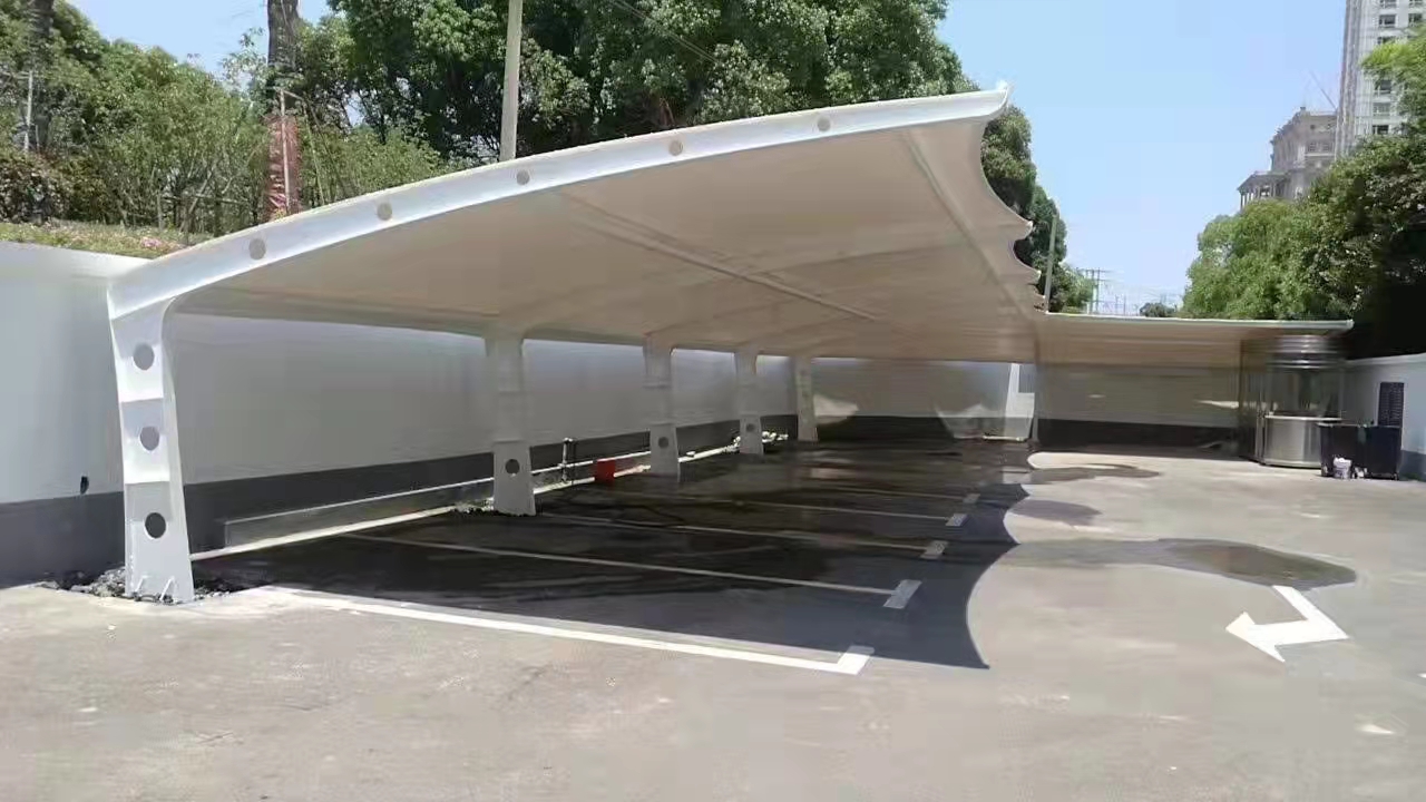 停车棚厂家 张拉膜结构具有自身的多变性