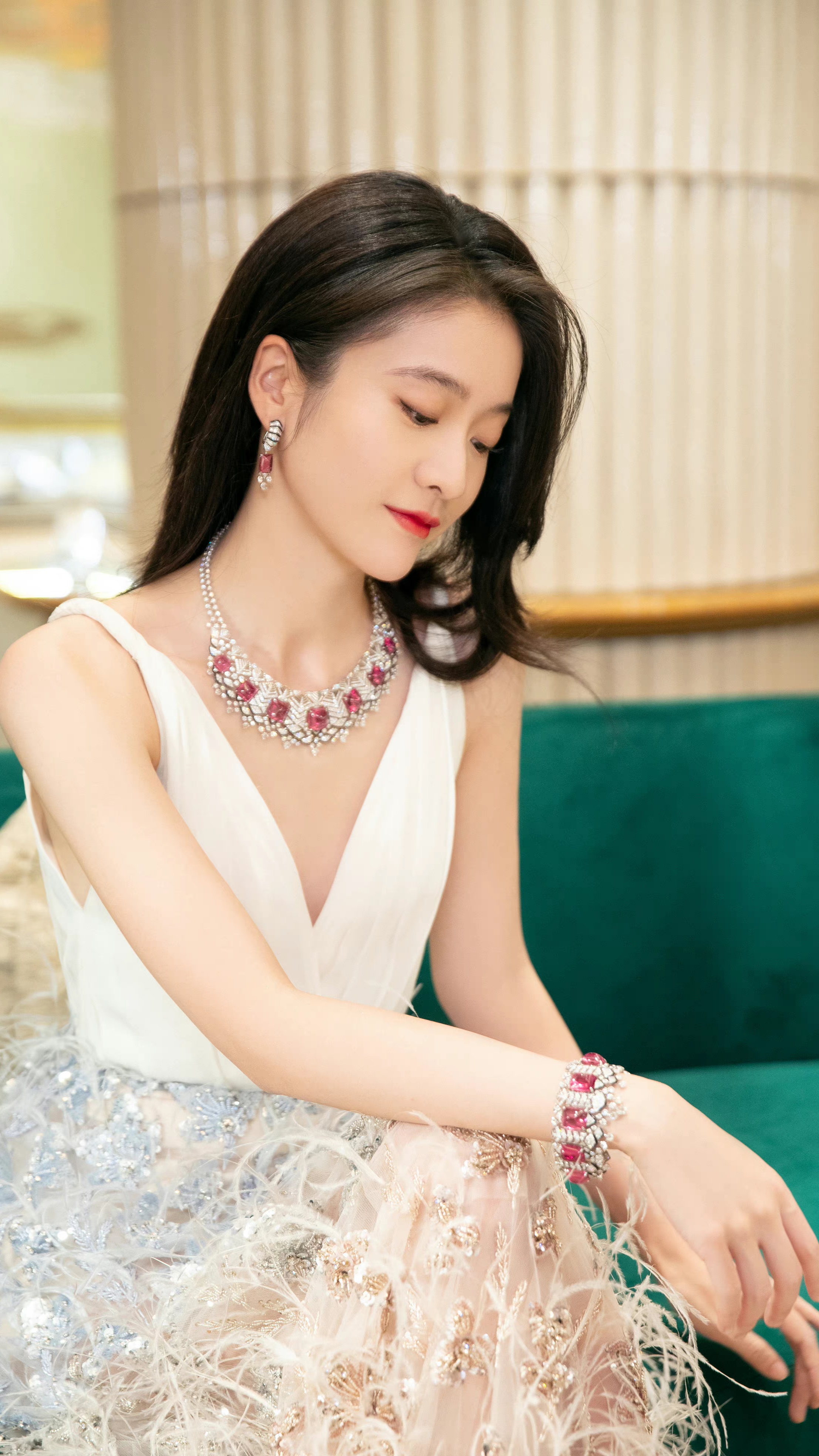 95后美少女张雪迎貌美如花,举手投足尽显气质