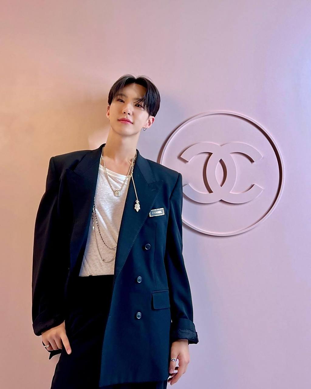 seventeen权顺荣最新po照! 他身穿一身西装参加品牌活动.