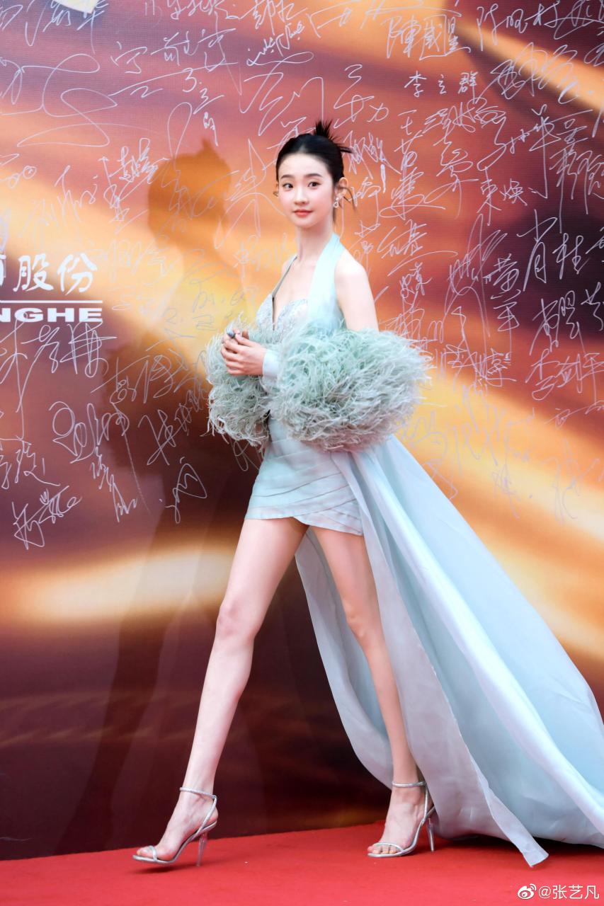 张艺凡 华表奖红毯造型,白色挂脖长裙造型好美!