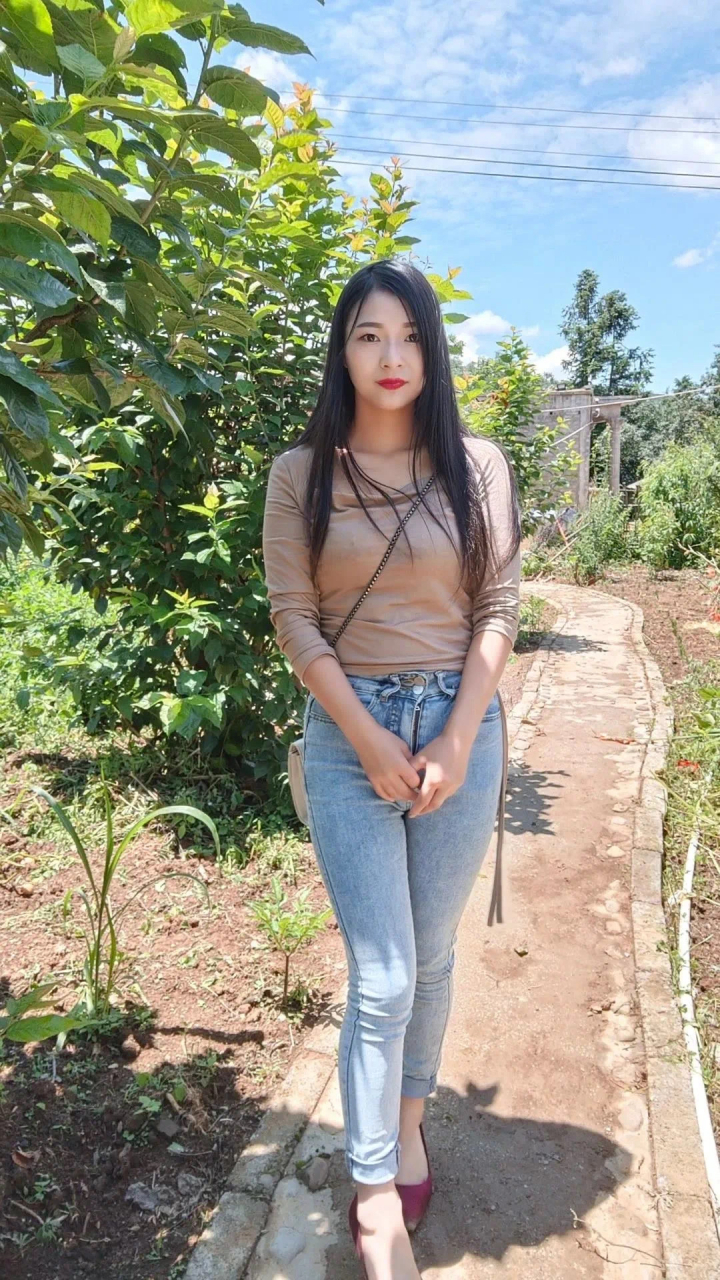 今天来农村拍的微胖女生,笑容甜美#紧身牛仔裤美女