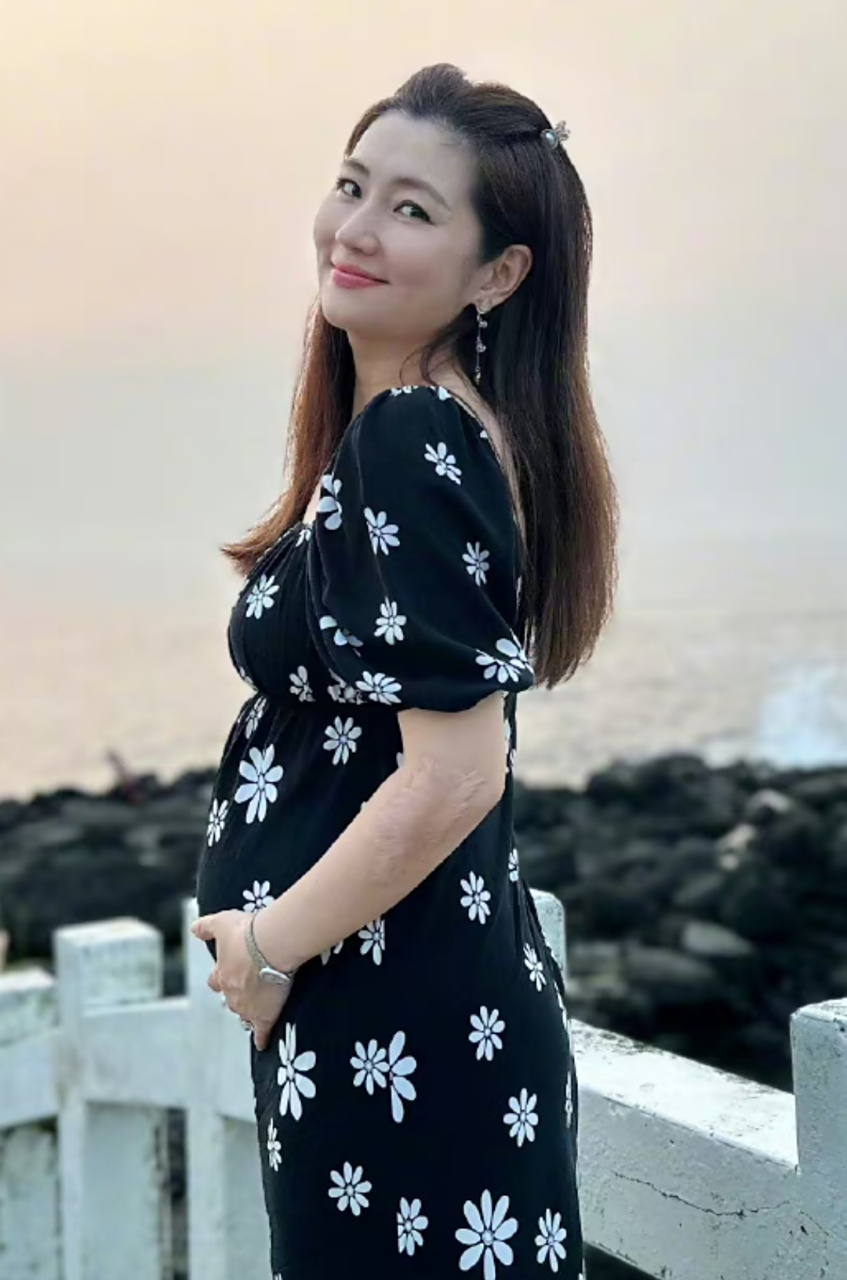 selina任家萱挺孕肚去看海,手臂旧伤很明显,自家爸妈和妹妹陪伴左右