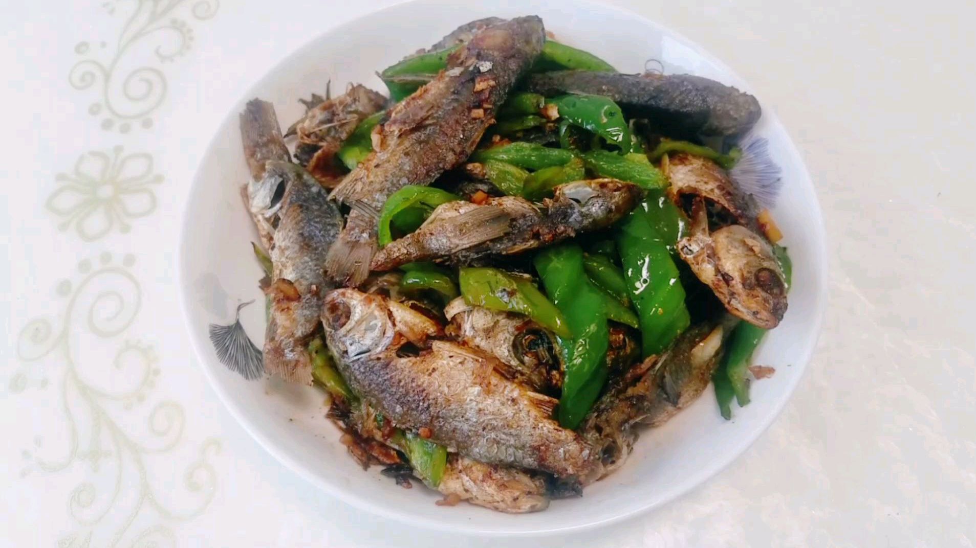 香煎小鲫鱼干的做法焦麻酥脆非常好吃这味道太赞了