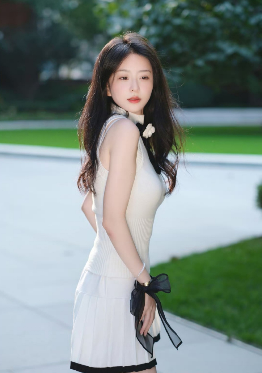 甜美灵动,妩媚动人的颜值女神#王嘉丽# 雪肤玉貌,身姿曼妙,前凸后翘