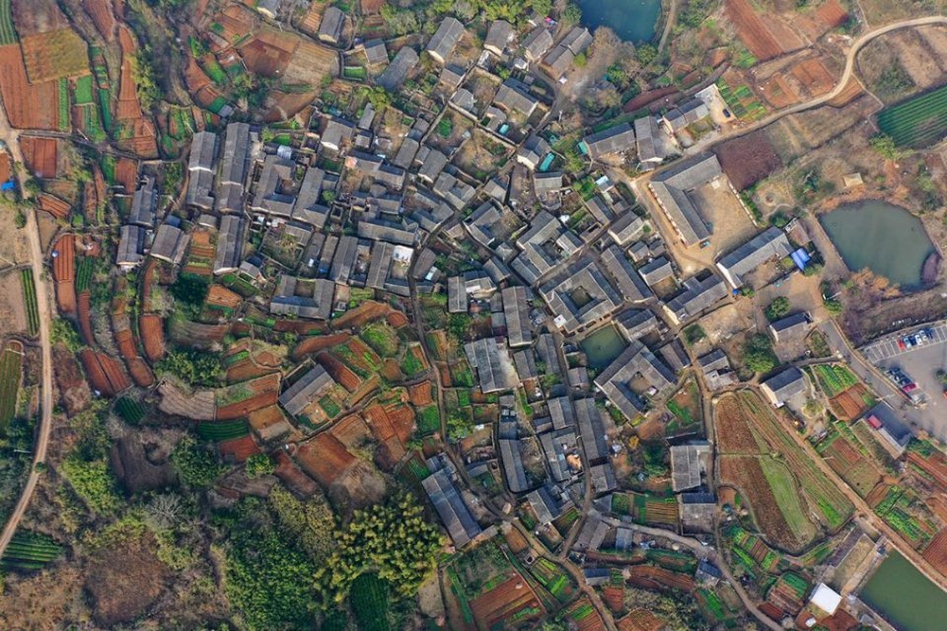 宁波著名的石头村,名叫许民村,通常称为许家山石头村.