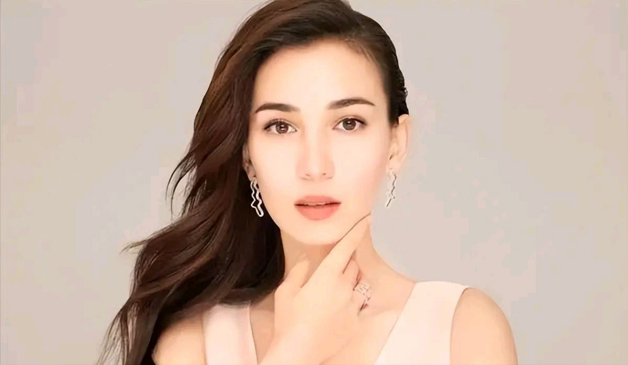 2016年,吴京筹拍电影《战狼2》,原定的女主角徐嘉雯突然要求涨片酬,被