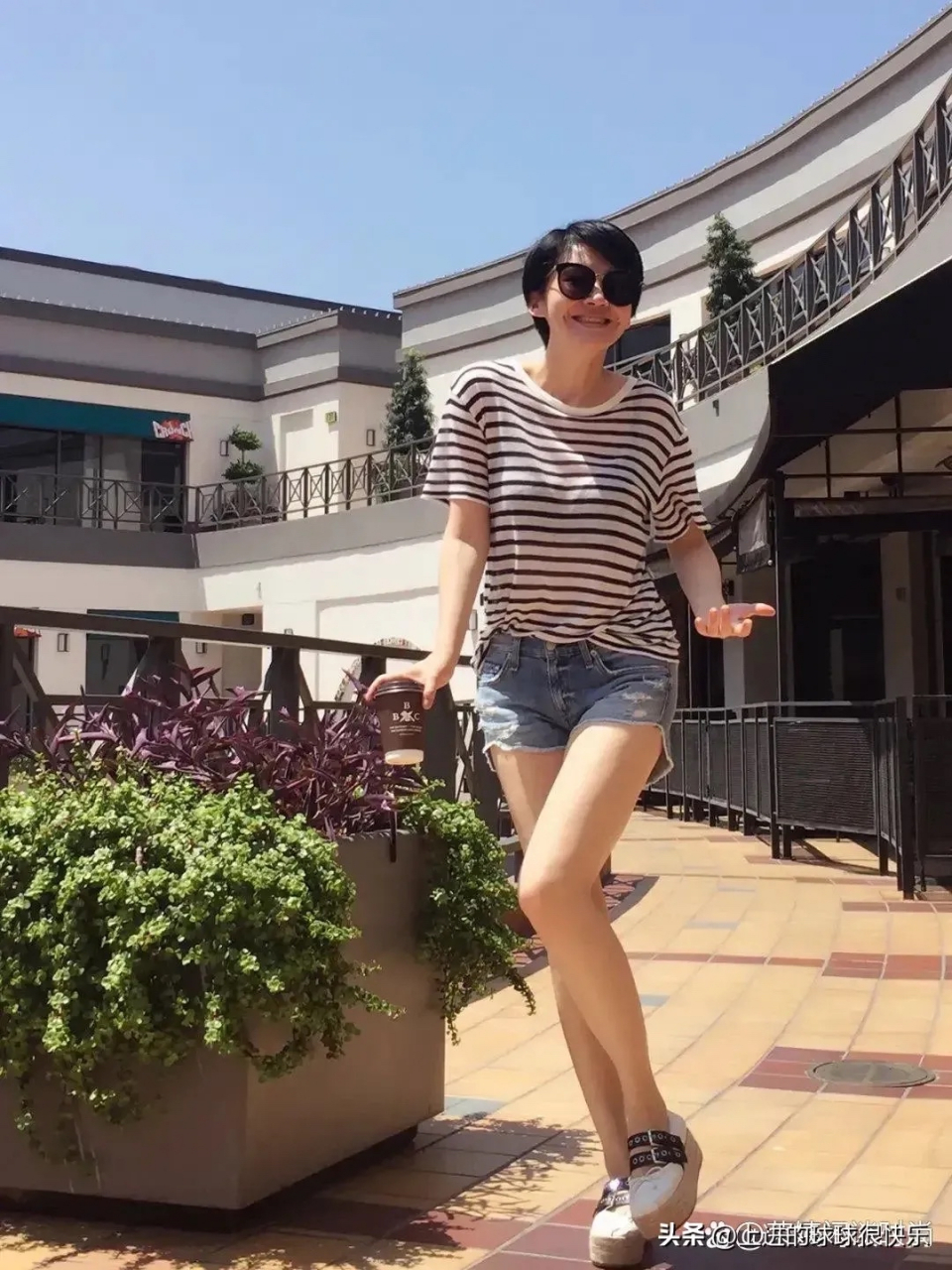 许晴的"少女感"真不是吹的,年过50这么短的牛仔裤也敢穿,配简约条纹