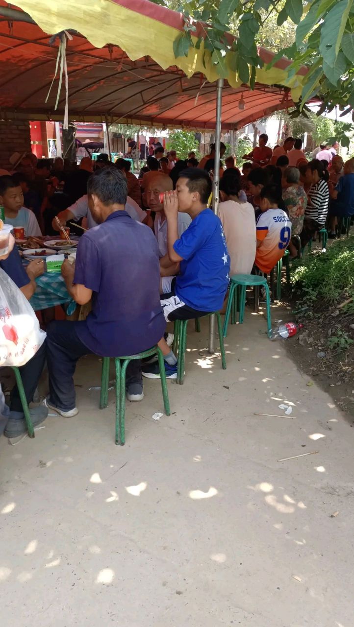 今天村里过白事,我去吃早饭,好一会儿了,桌子上没端一碗饭,而只见服务