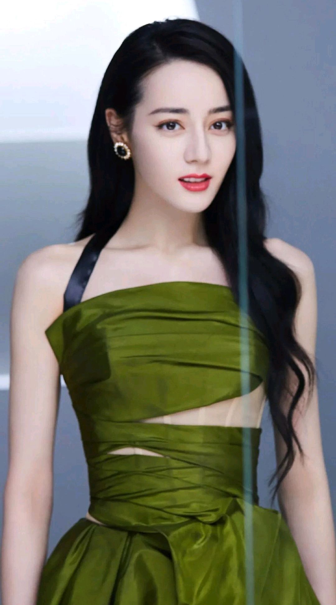 迪丽热巴高清壁纸,墨绿色吊带连衣裙穿搭显得妩媚动人
