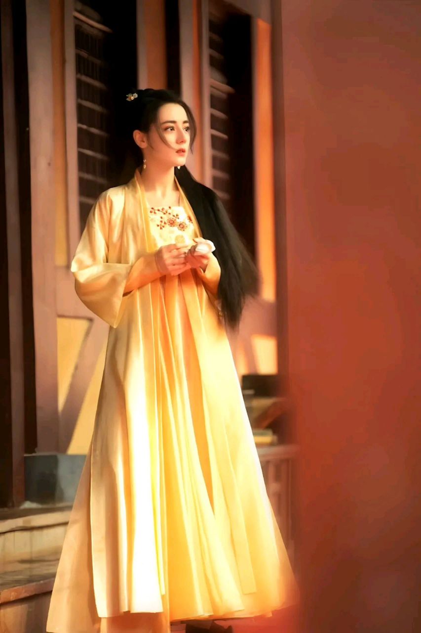 迪丽热巴她现在很想接到能抬人的好剧本,片酬也不再是第一选择,但好的