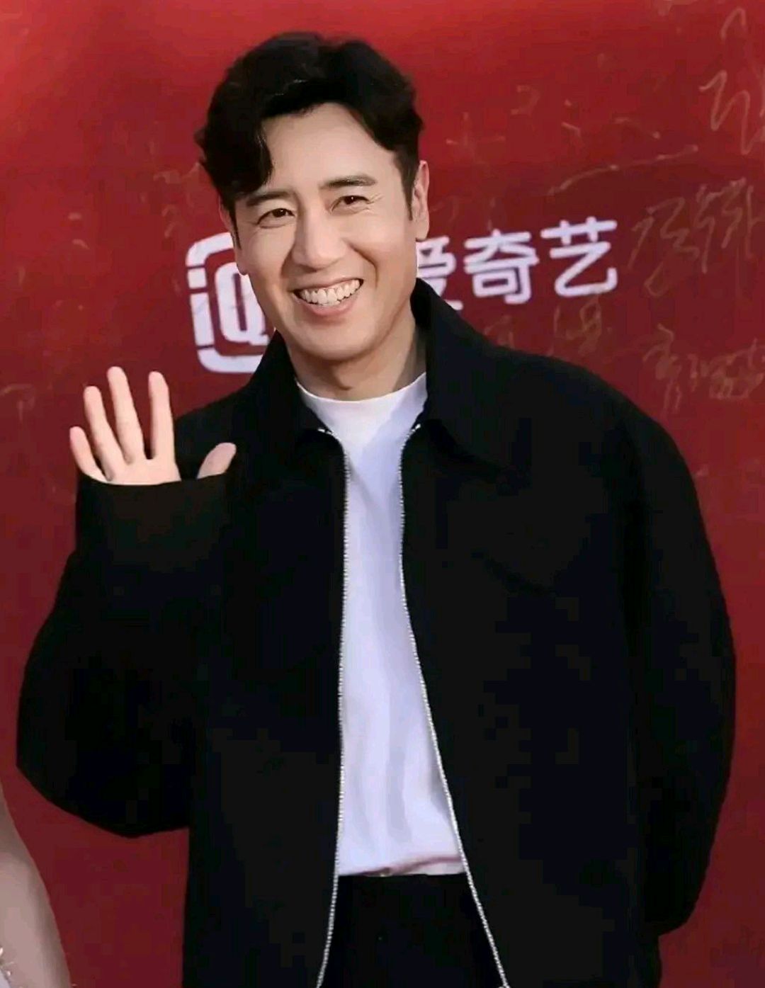 北京电影节,于和伟以全新造型惊喜亮相,帅气中平添了嬉皮元素