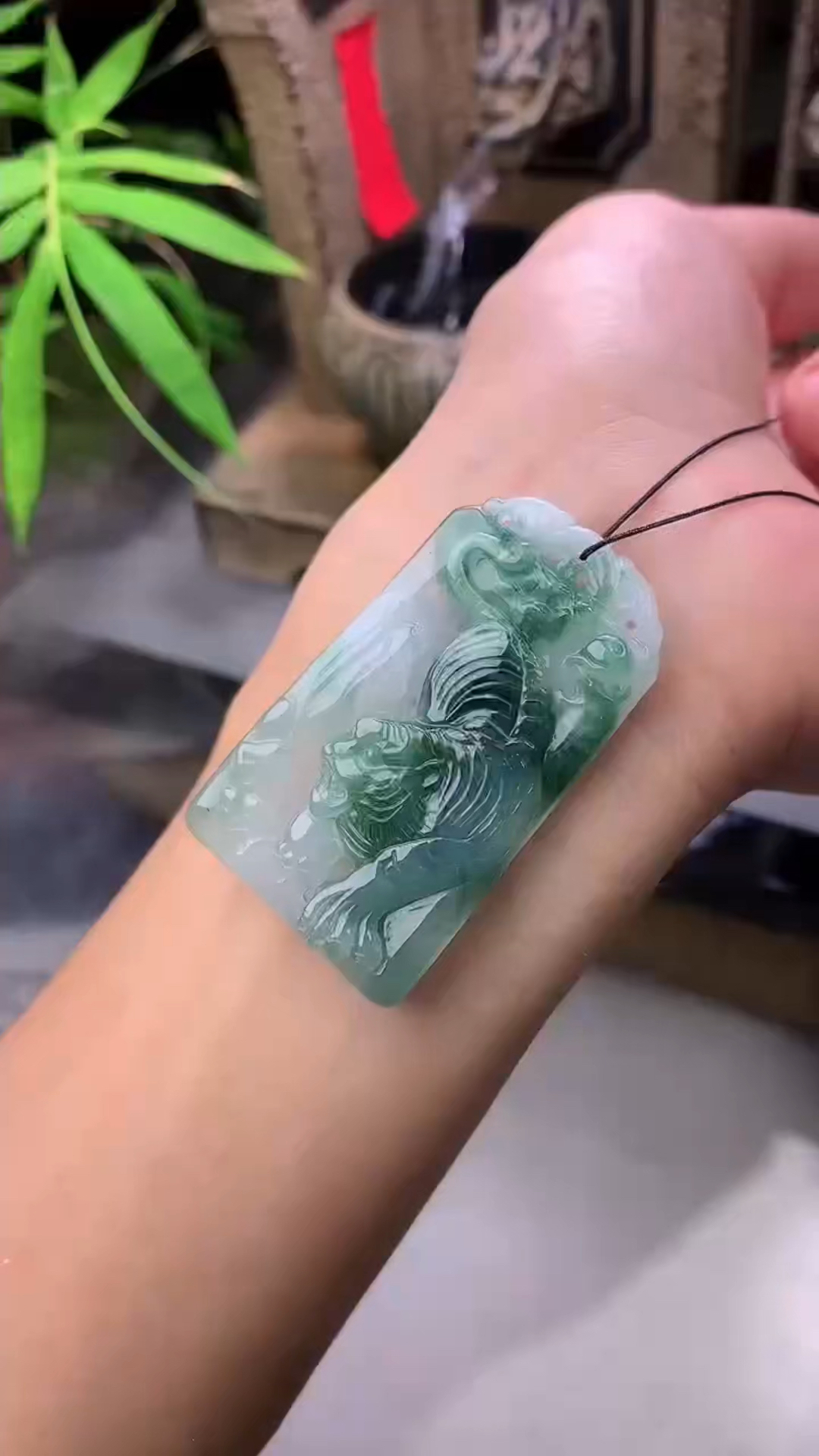 冰飘花翡翠下山虎牌挂件分享