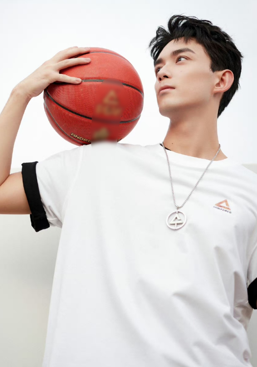 吴磊穿一身运动装出镜,运动少年魅力十足,精力充沛的样子看上去就很