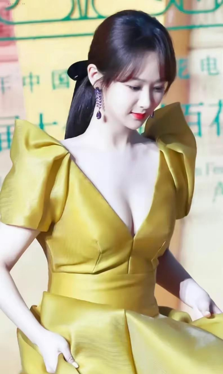 杨紫这身黄色深v礼服裙造型,好美,尽显好身材,肌肤白皙,优雅性感又不