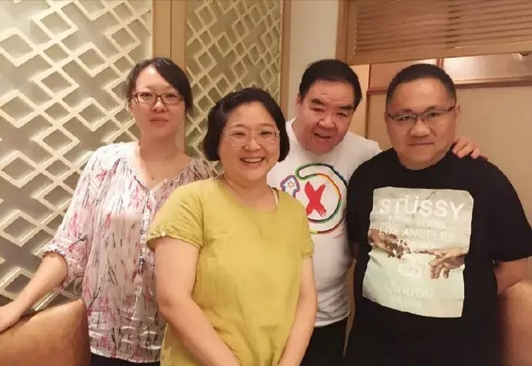 演员郑则仕一家四口"全家福",妻子林燕明也是一名演员,小郑则壮十四岁