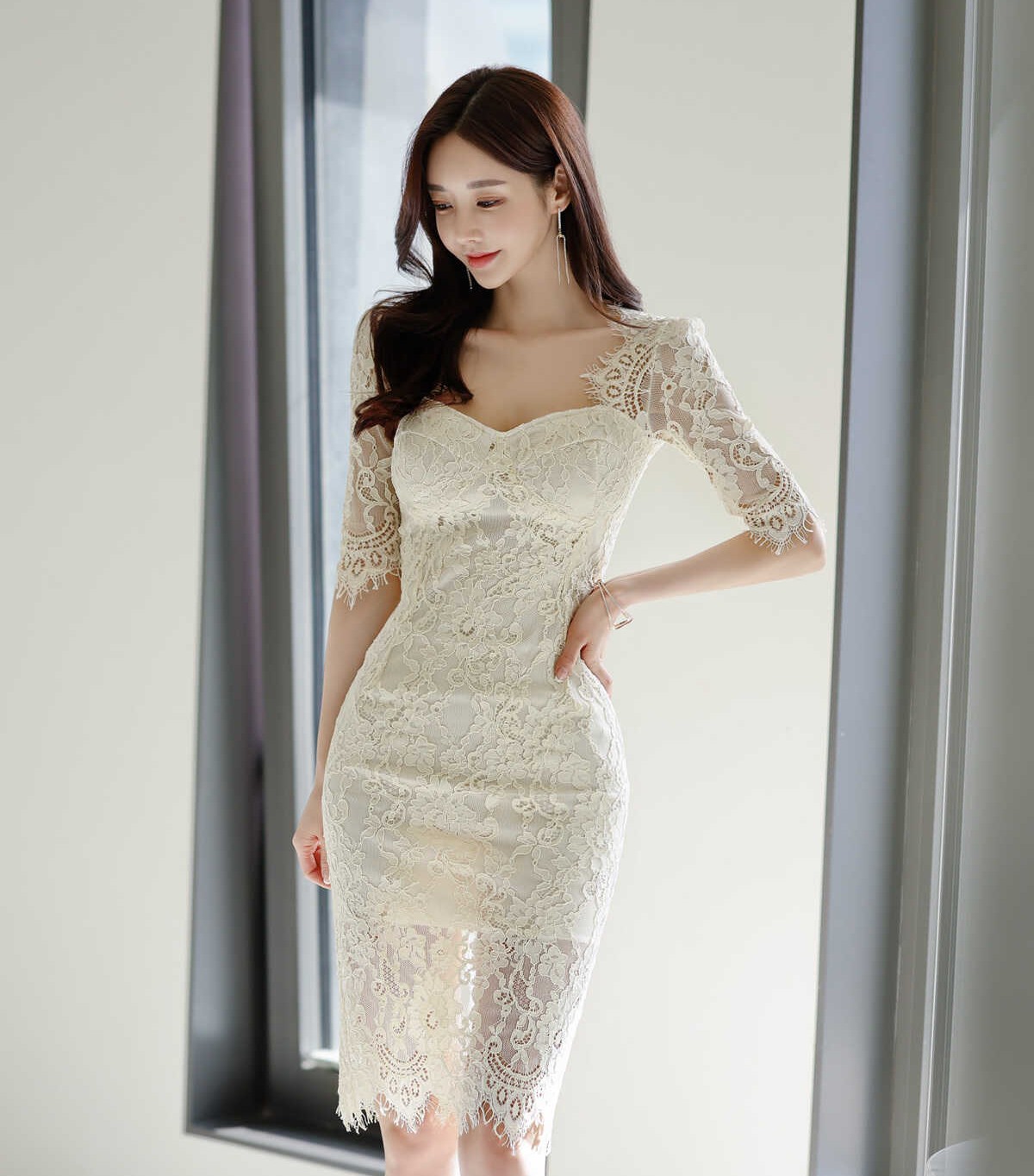 孙允珠:韩国女神,镂空蕾丝花纹低胸束腰包臀裙,女人味十足
