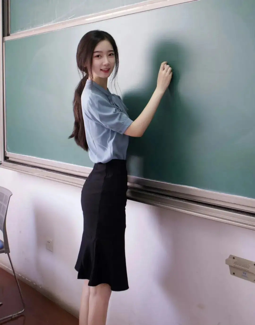 学校新来的美女老师,据说今年刚毕业还没男朋友,然后