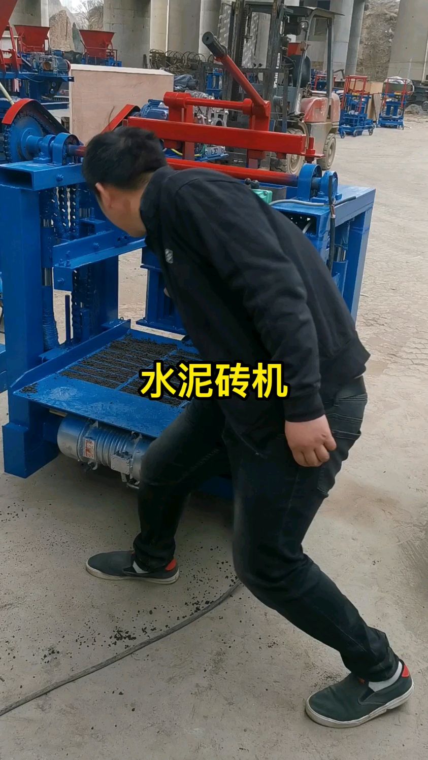 水泥砖机生产标砖一次24块,半自动制砖机!