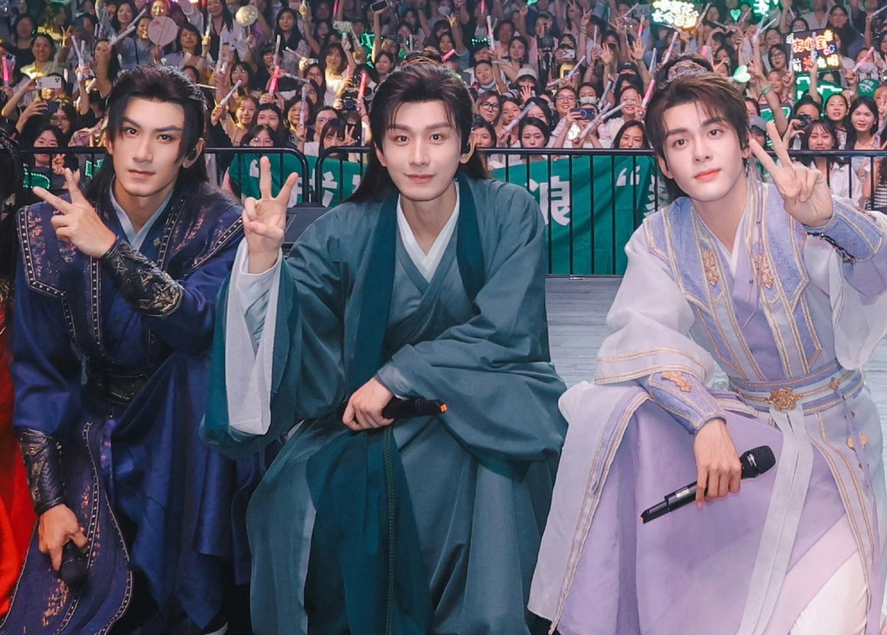 每个主演的微博里都能捡到合照,唯独成毅的空空如也,成毅粉只能荡处