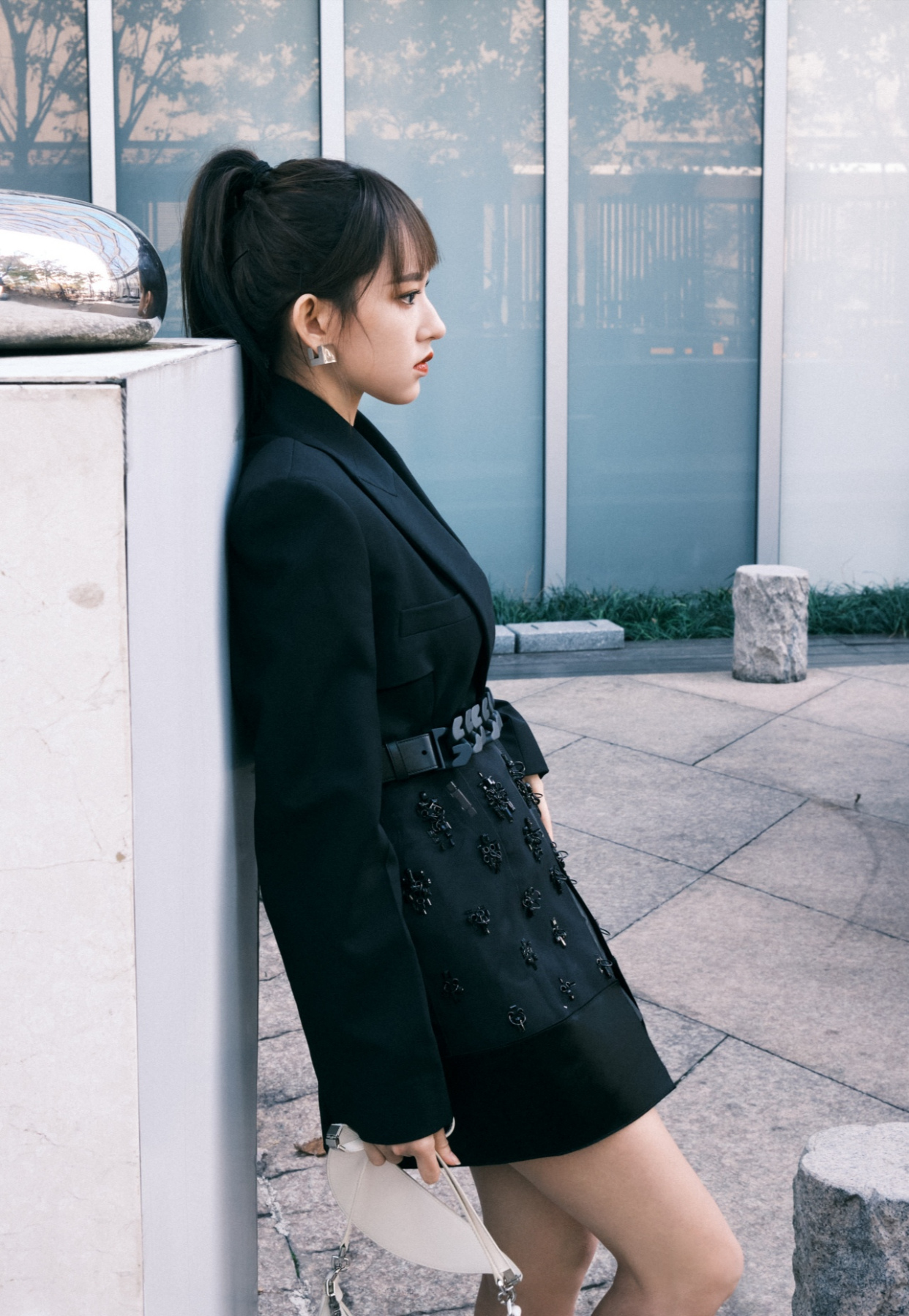 程潇出席活动,身穿黑色西装,下衣失踪,精致优雅,时尚俏丽