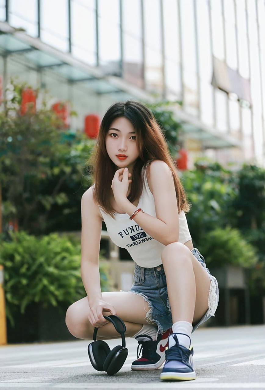 靓丽的吊带热裤美女#时尚穿搭