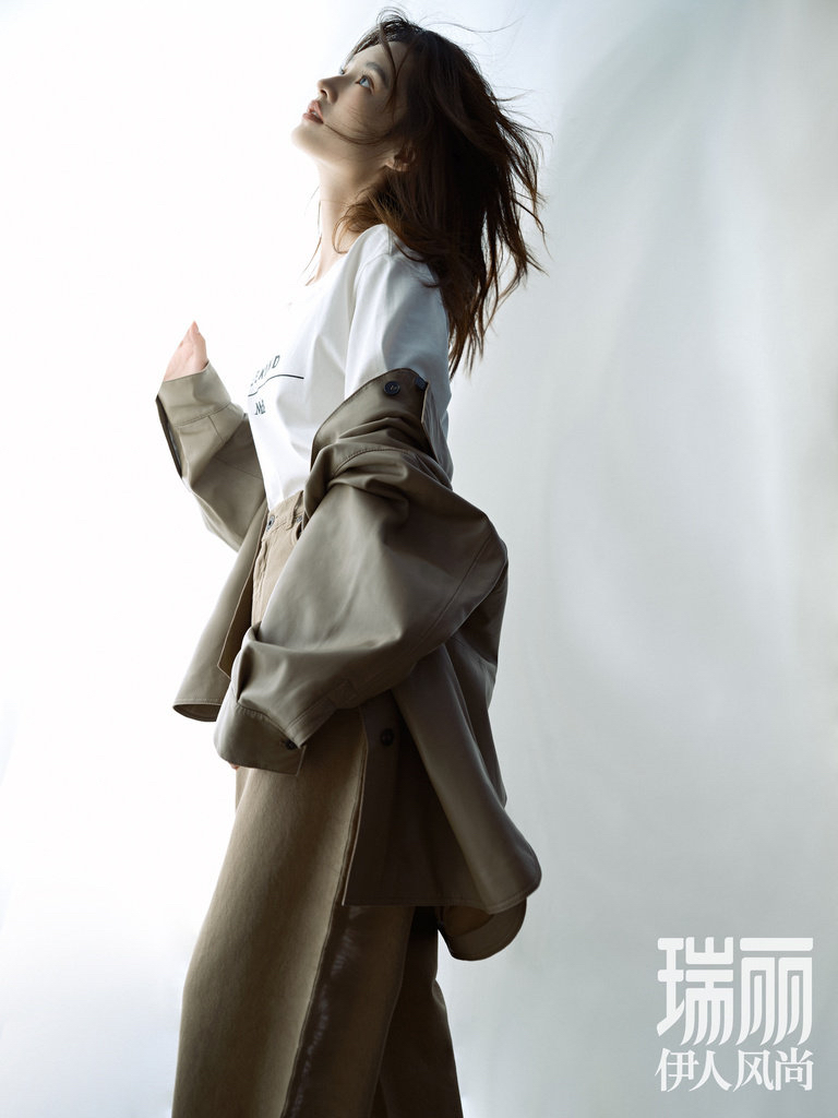 李沁瑞丽伊人风尚九月刊封面人物,三封来袭 你从光影中走来,却比光影