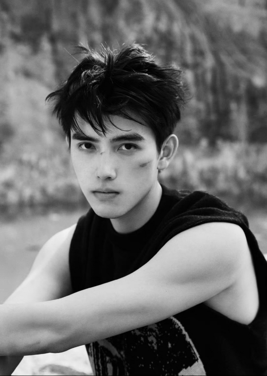 椰树的模特小哥,确实撞脸陈飞宇.