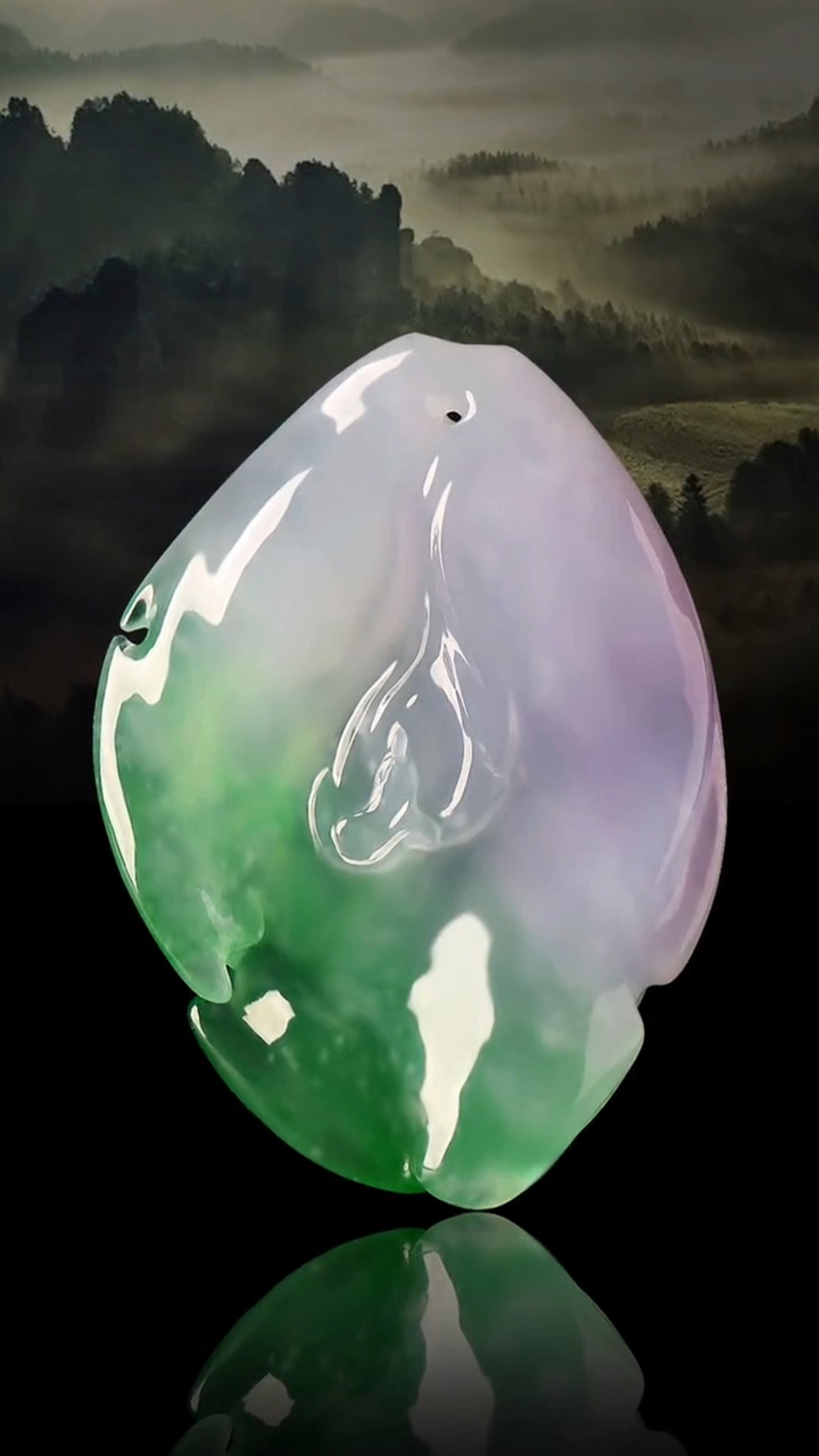 根据料子的高低,形状设计了一款无相观音,周围边缘保料做随行设计.