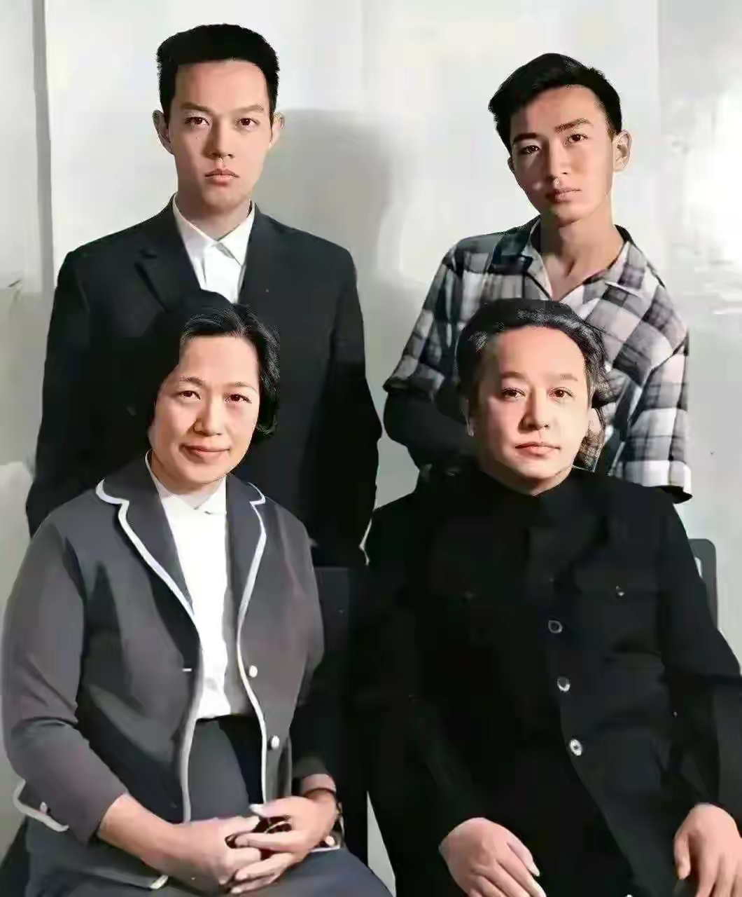 这是50年代,在苏联"滞留"的王明一家,留下的一张全家福,照片中的他留