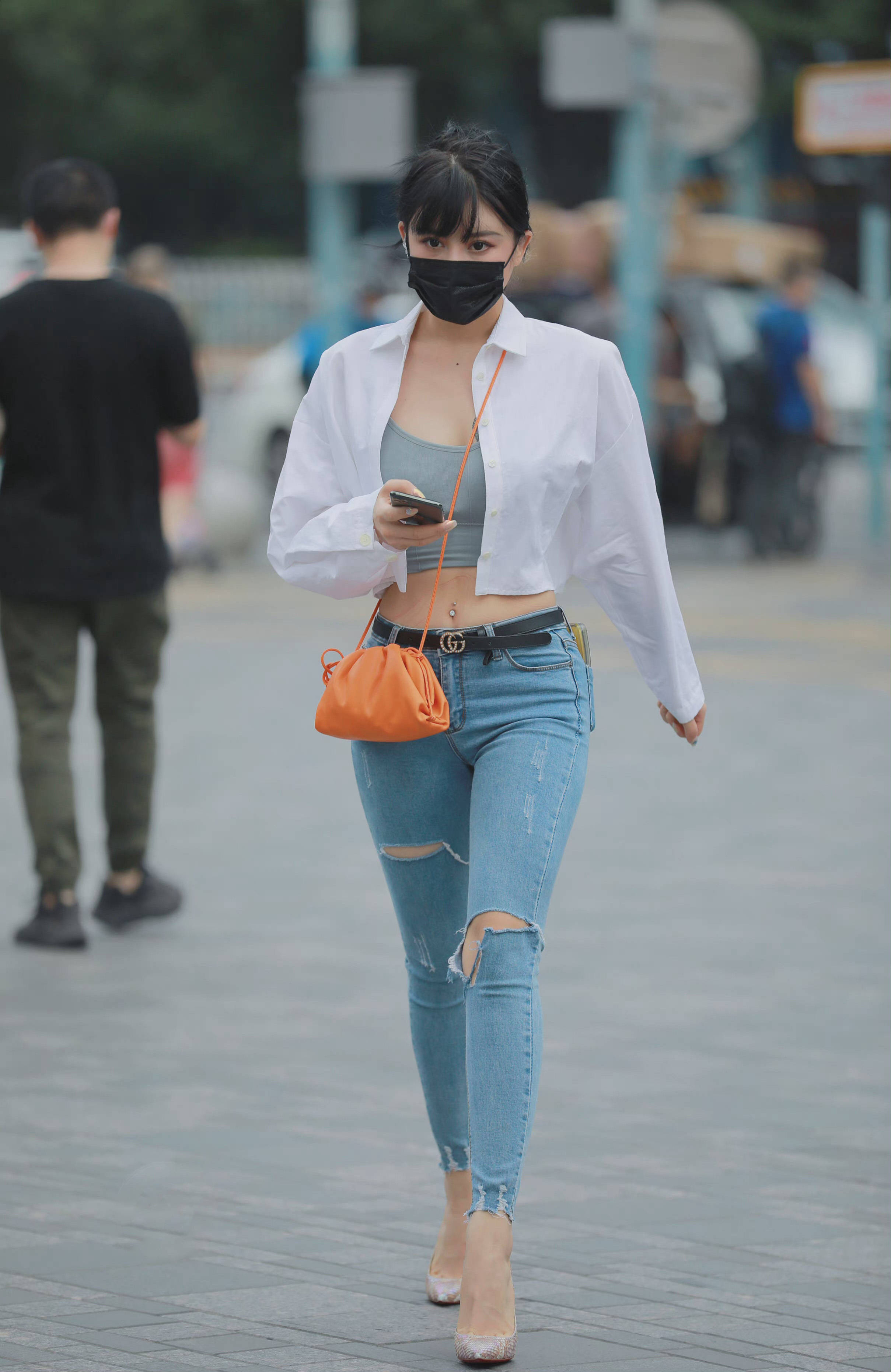 街拍:牛仔裤翘臀美女