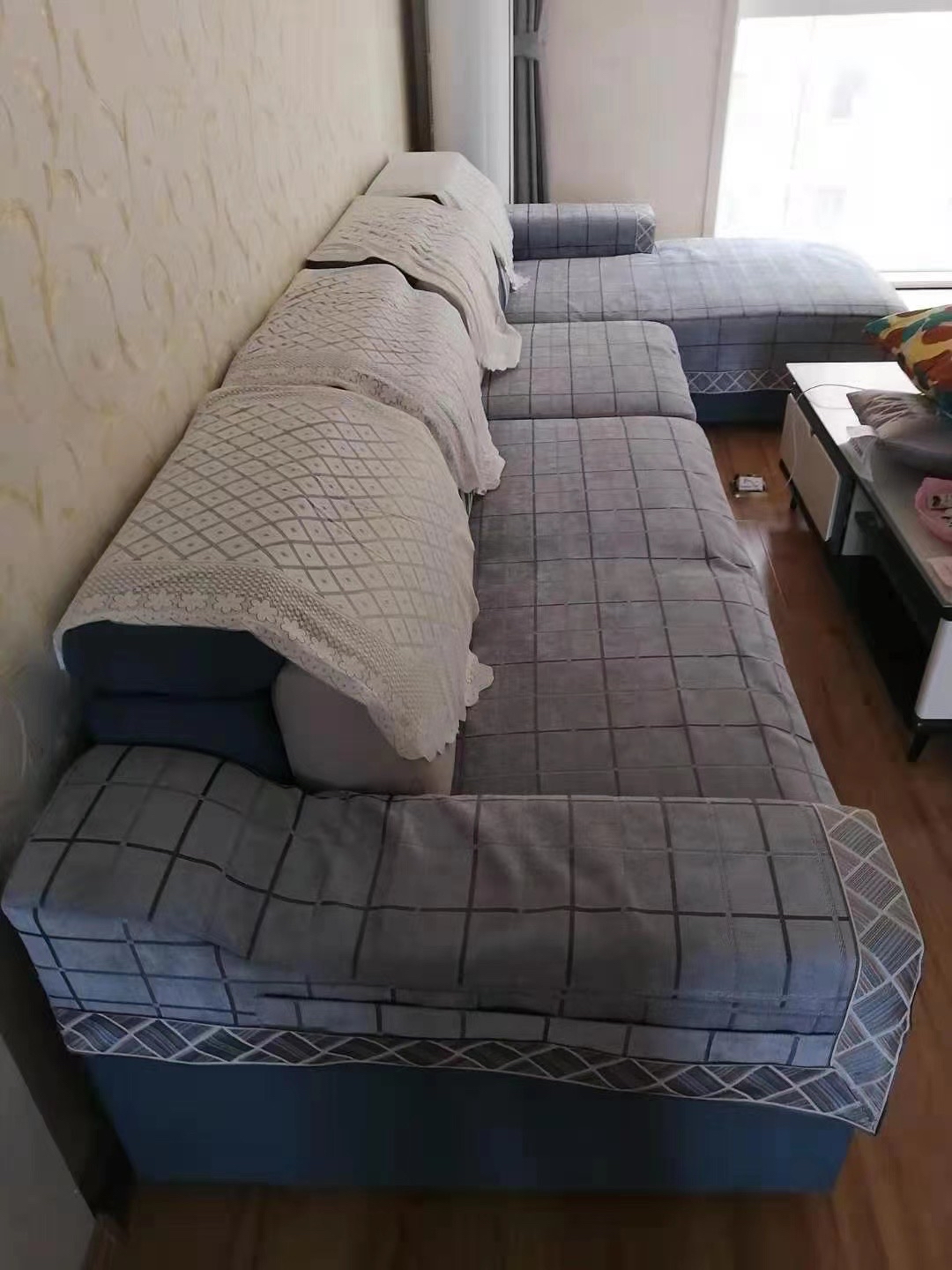 几年前刚刚流行薄款沙发坐垫的时候遇到的蓝天沙发