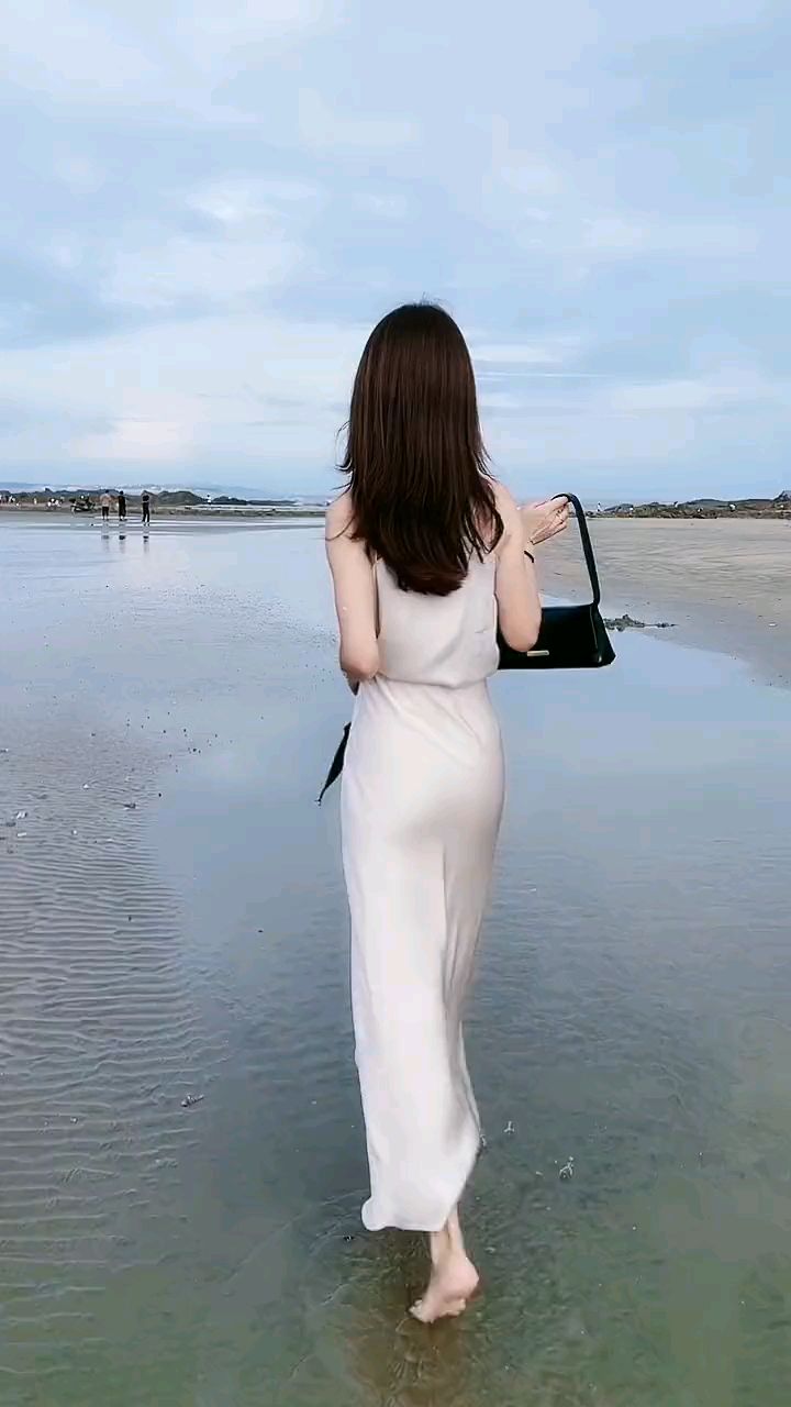 美女好优雅,背影迷人