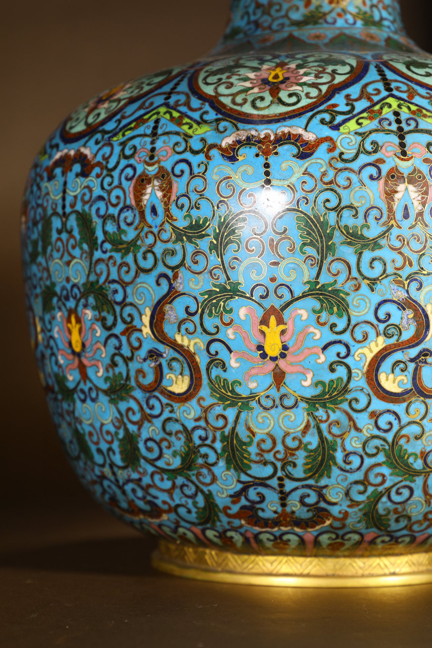 景泰蓝缠枝纹天球瓶 尺寸:29×46厘米 重4830克
