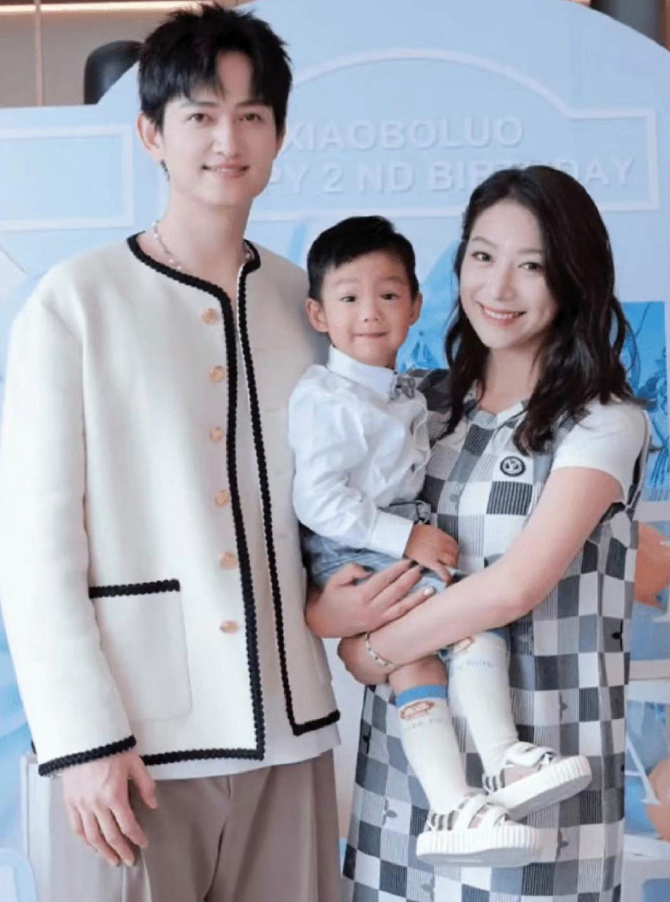马可的老婆很漂亮,笑起来很有夫妻相,很幸福的高颜值的一家,都看不出