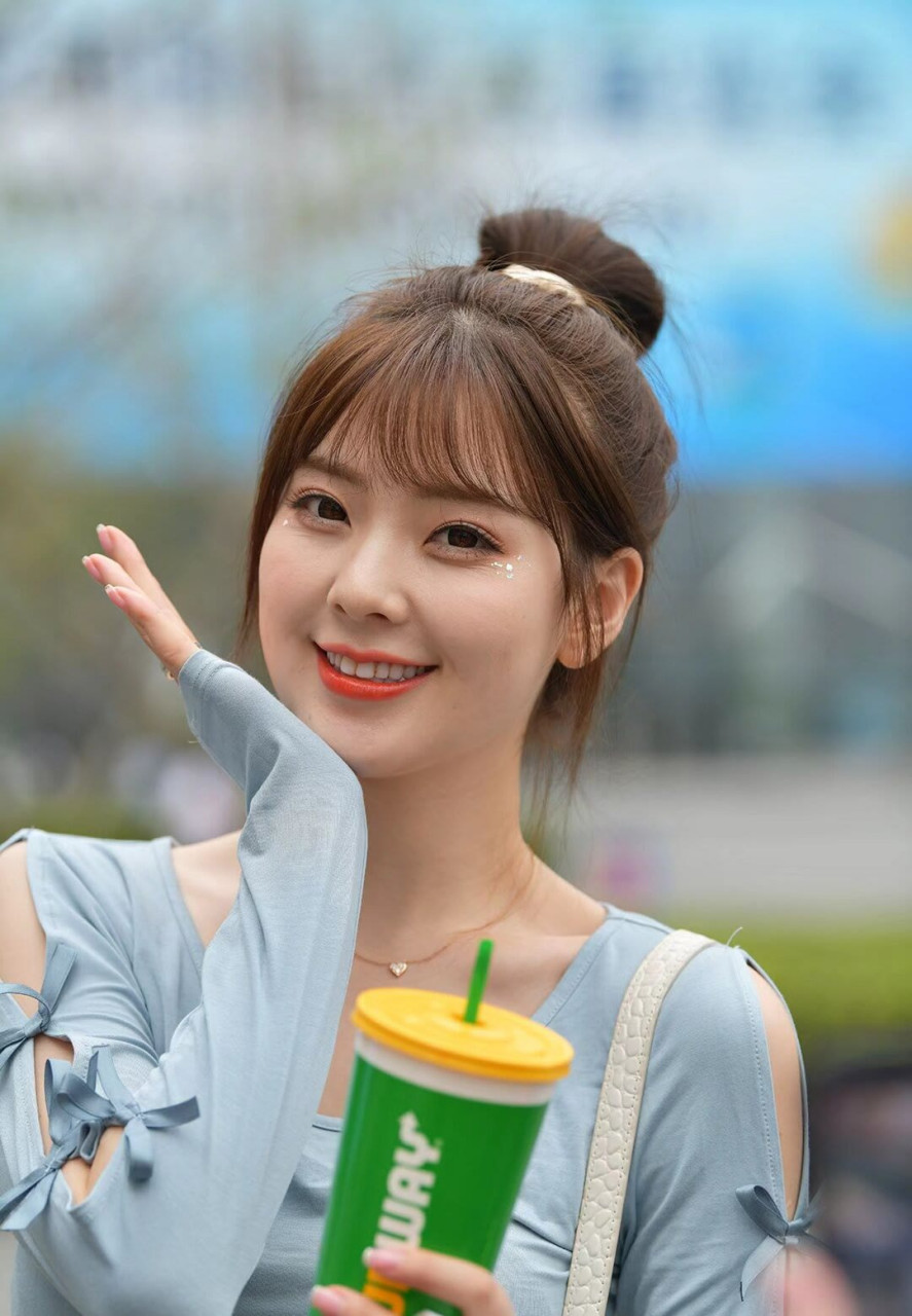 春晓长了一张典型的娃娃脸,要不是她眨一眨眼睛,嘴唇碰一碰说说话,站