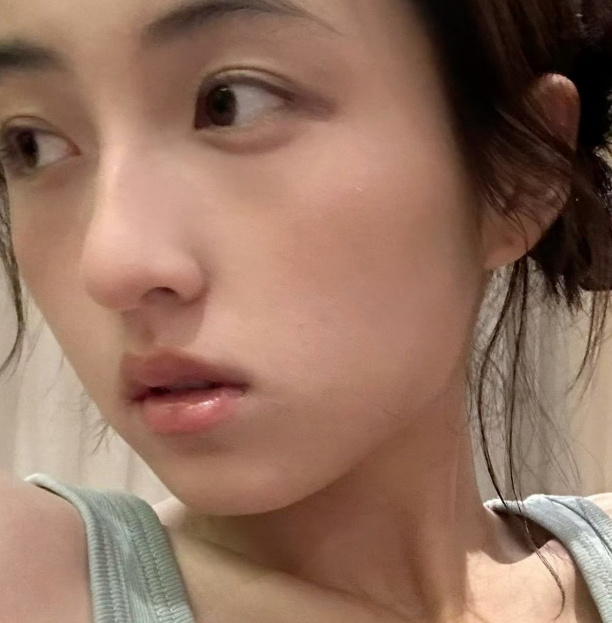 张子枫贴脸自拍,年轻小姑娘不用美颜也是牛奶肌,白白净净特别乖巧.