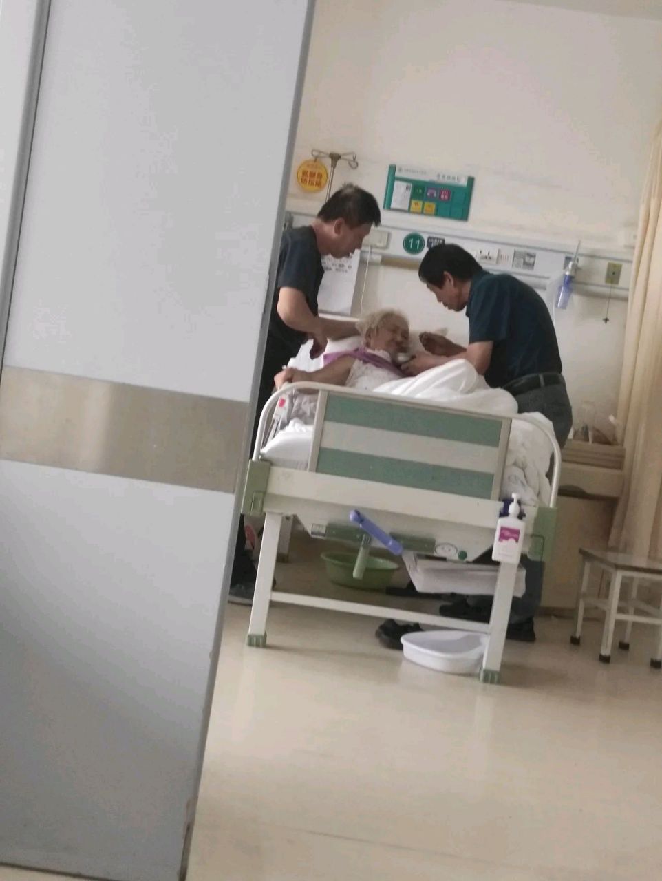 临床一个87岁的老太太,脑梗住院,老太太一直闭着眼,也不吃饭,两个孝顺