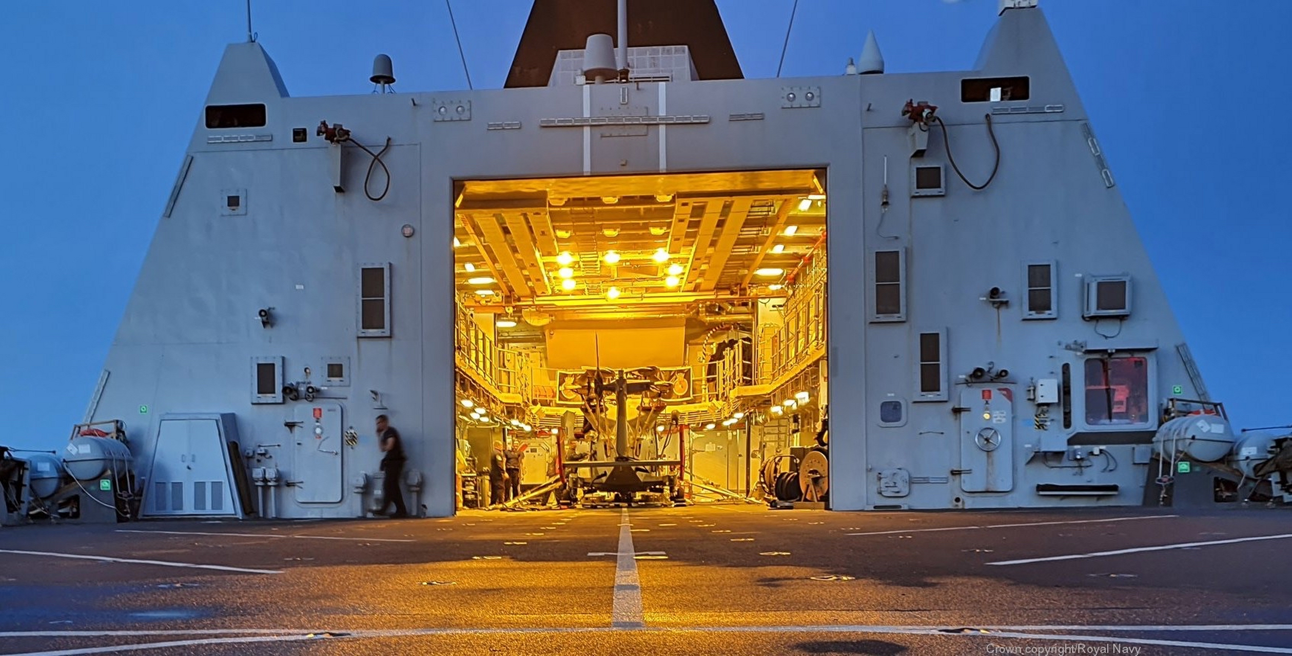 灯火通明的驱逐舰直升机机库