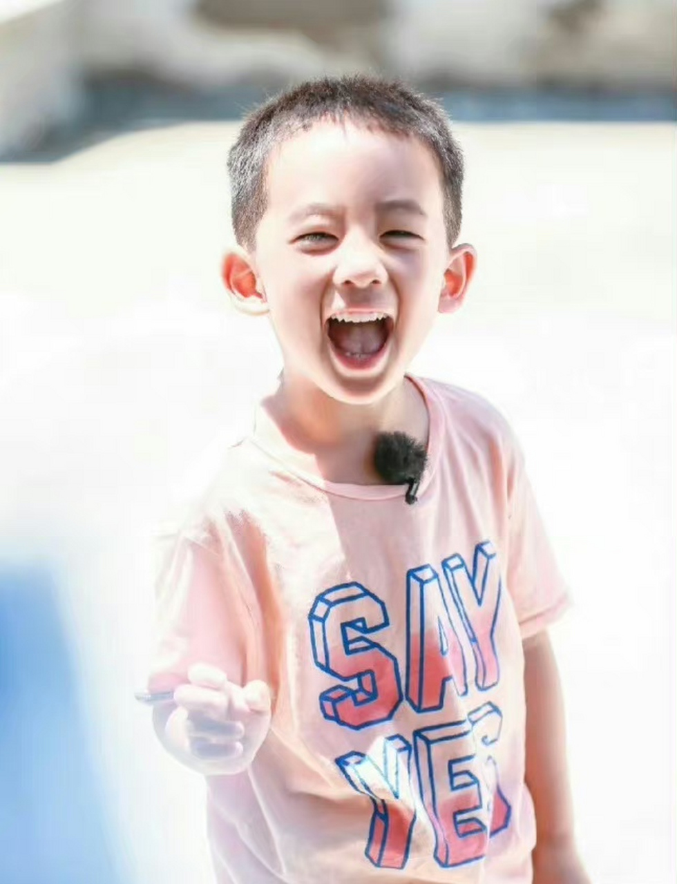 应采儿晒照全家福,感觉二儿子hoho不如大儿子jasper可爱阳光,基因遗传