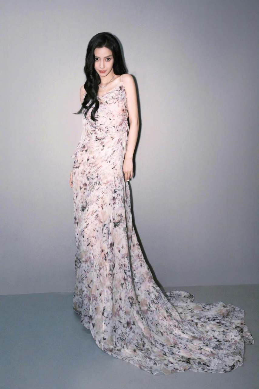angelababy缤纷花朵裙# angelababy新裙子,大波浪搭配缤纷花朵裙栽 