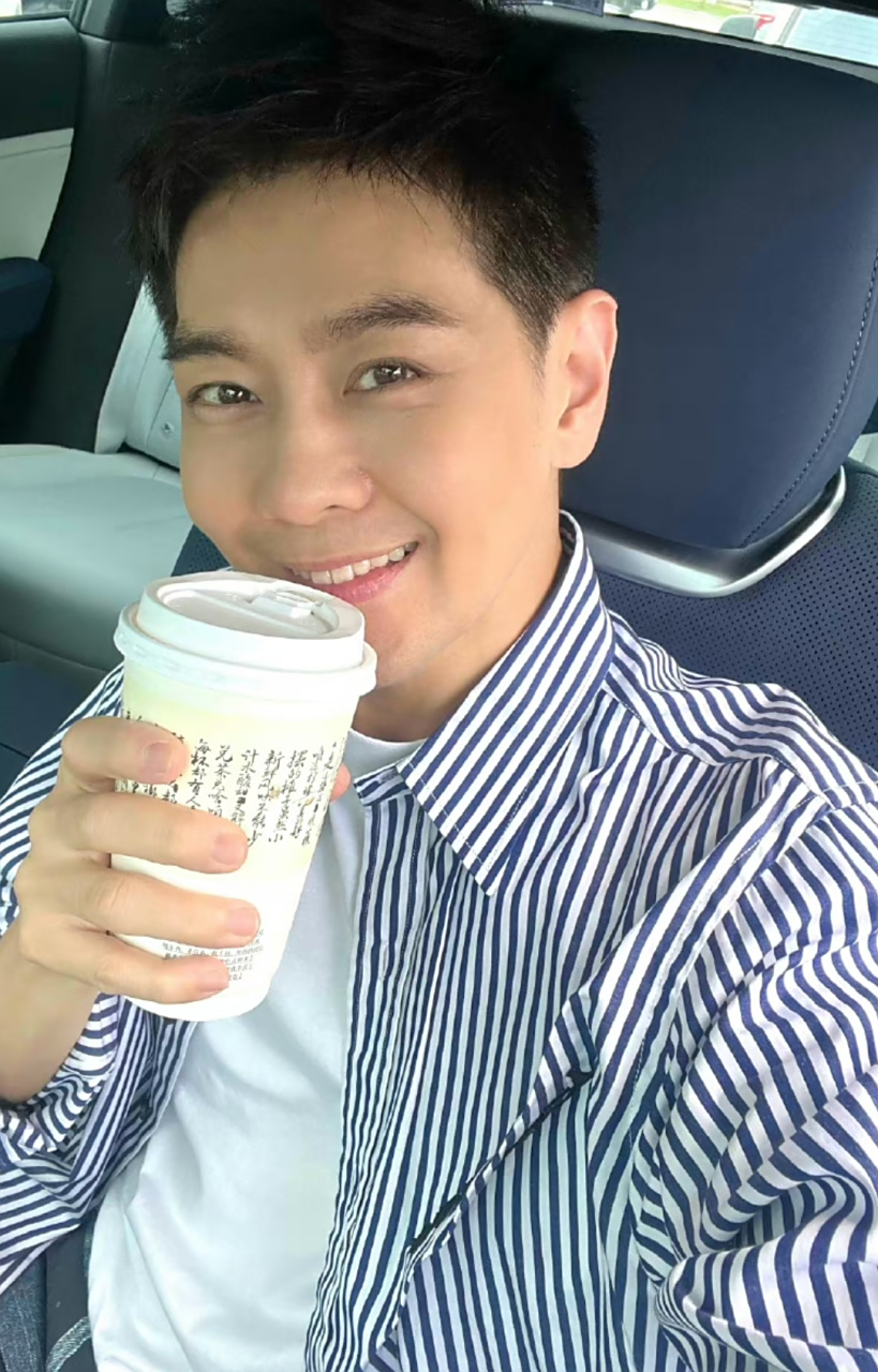 林志颖晒生活照瘦了好多,他还在长沙录节目,忙完工作在草坪上看风景