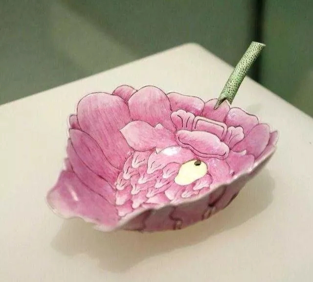 人间绝色,清光绪年间粉彩荷花吸杯
