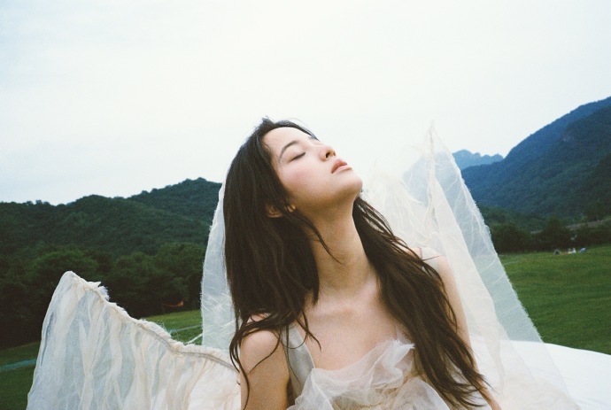 组图：欧阳娜娜林间情绪大片释出 一袭白色吊带裙清新灵动第6张图片