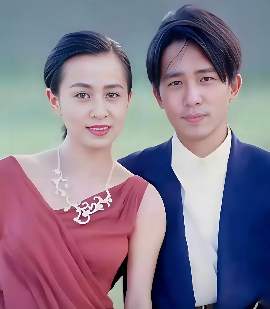 年轻时的刘嘉玲和梁朝伟在一起合影. 不得不说,原来他们年轻时也是大