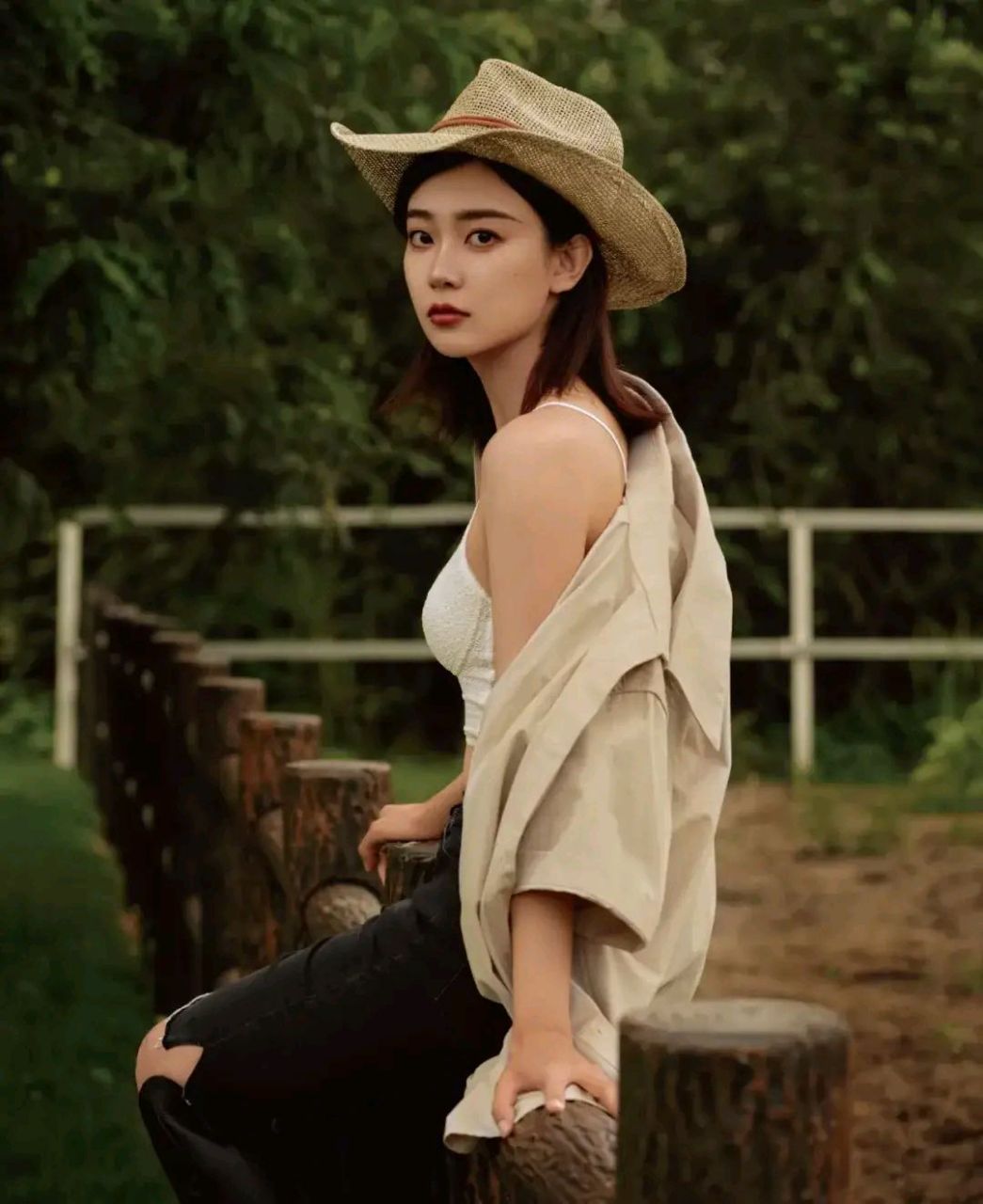 央视李七月瑜伽装和骑马服,野性美和温柔美##娱乐最前沿# #我要上热门