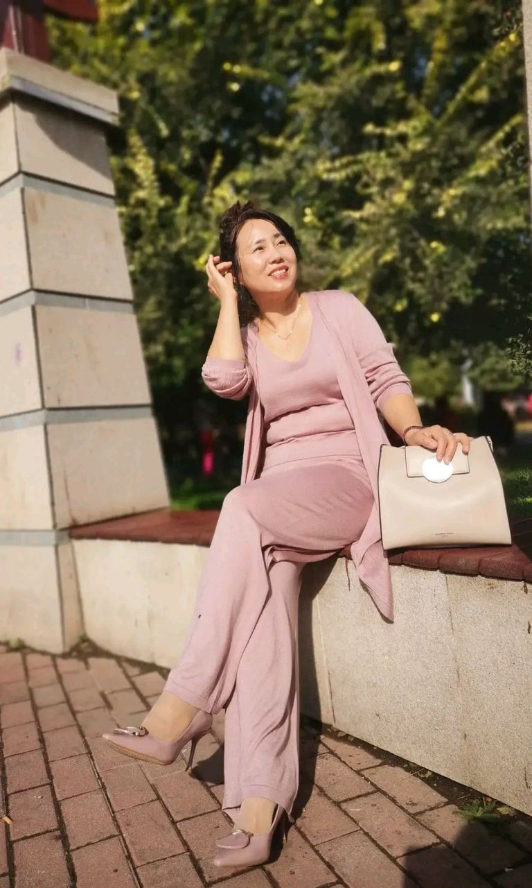 街拍:一个有女人味的阿姨