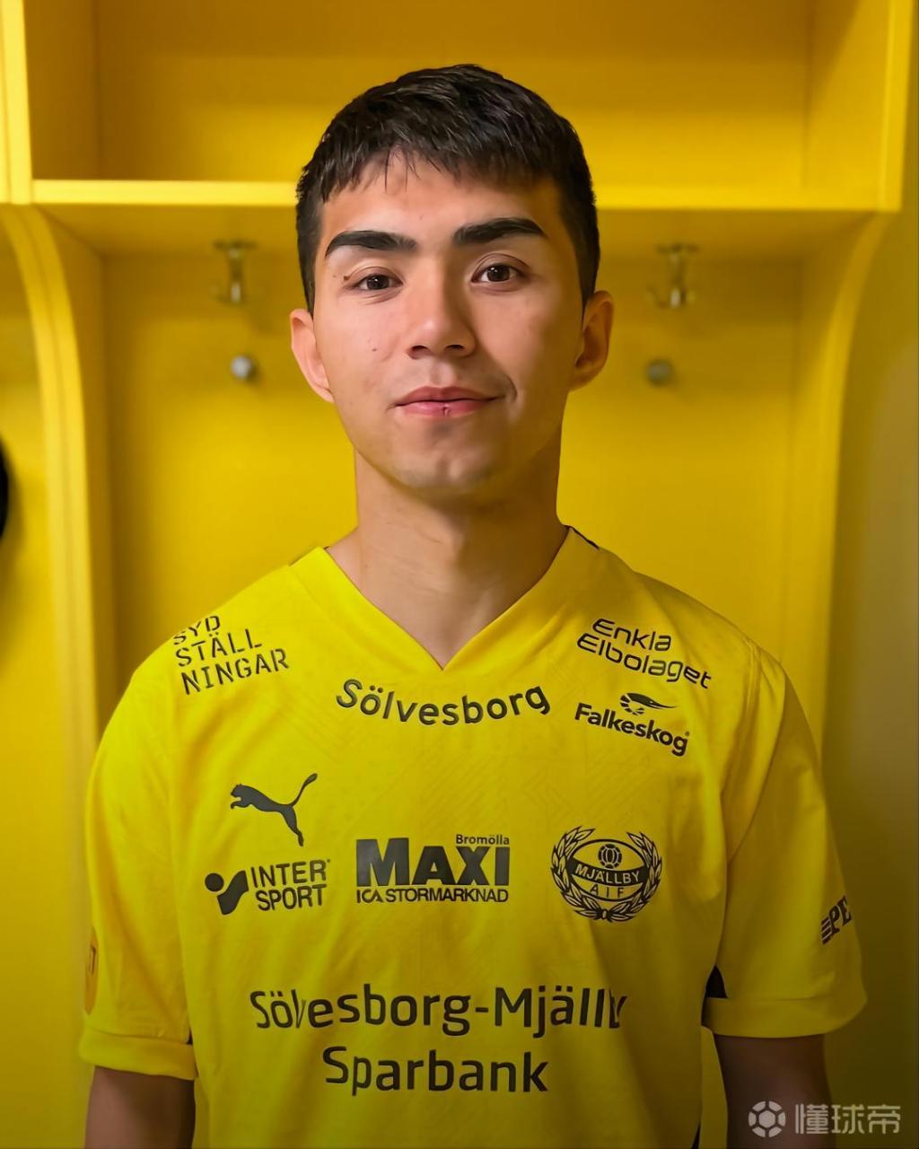 米亚尔比官方社交媒体晒出了艾菲尔丁抵达后的照片,他已经穿上了新东