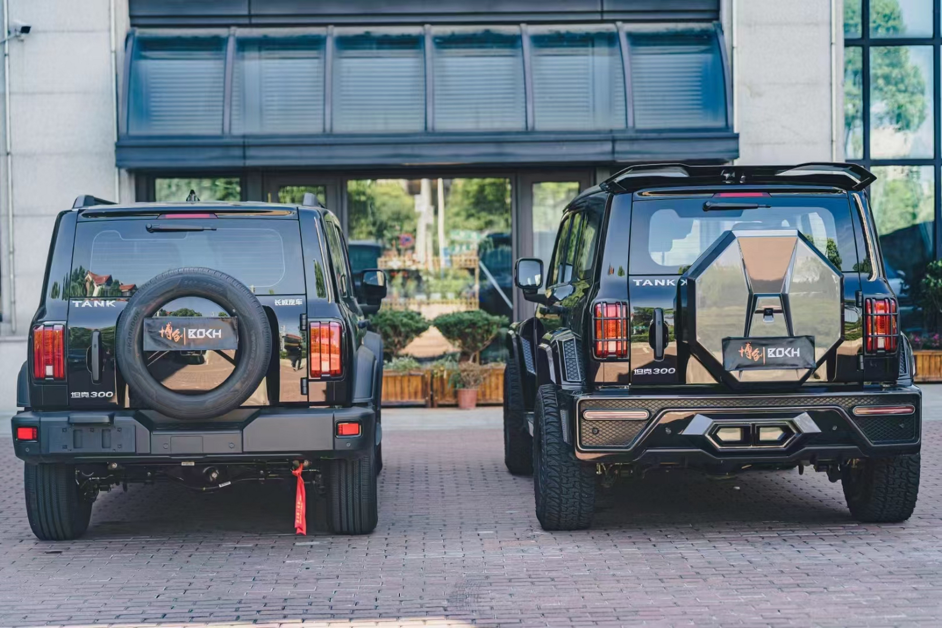 wey硬派大suv,黑色很霸气,可以带它去穿越.